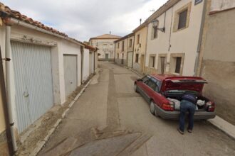 imagem-do-google-street-view-mostra-homem-colocando-suposto-cadaver-em-porta-malas,-e-suspeito-e-preso-na-espanha