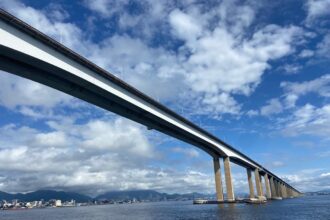 motociclista-cai-da-ponte-rio-niteroi-apos-batida-e-e-hospitalizado