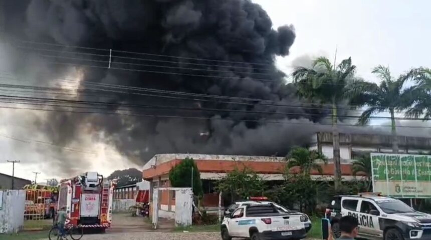 incendio-atinge-fabrica-de-calcados-em-maracanau,-na-grande-fortaleza;-video