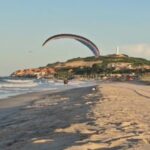 piloto-de-paramotor-perde-controle-e-colide-com-solo-em-praia-no-ceara;-video