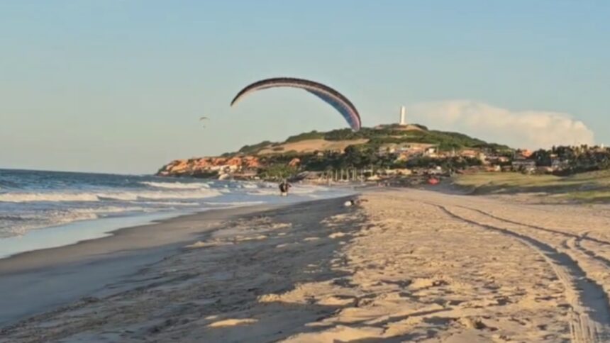 piloto-de-paramotor-perde-controle-e-colide-com-solo-em-praia-no-ceara;-video