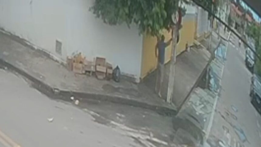 video:-homem-sofre-choque-eletrico-e-cai-em-pista-ao-tocar-placa-de-sinalizacao-em-fortaleza