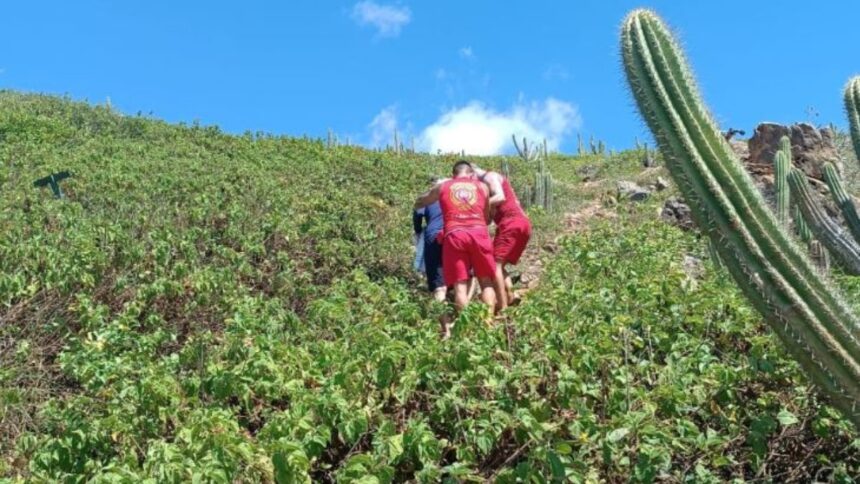 turista-idoso-e-socorrido-pelos-bombeiros-apos-queda-na-trilha-da-pedra-furada,-em-jericoacoara