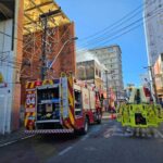 video:-incendio-atinge-predio-de-tres-andares-no-centro-de-fortaleza;-ha-risco-de-desabamento