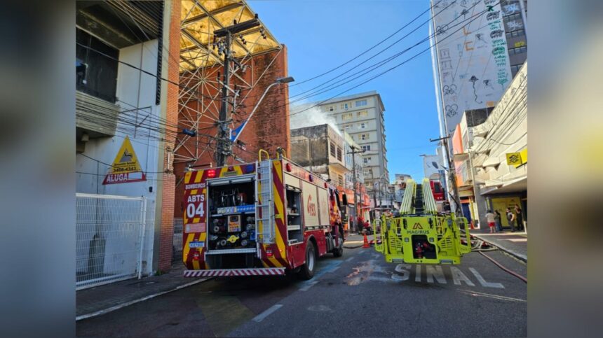 video:-incendio-atinge-predio-de-tres-andares-no-centro-de-fortaleza;-ha-risco-de-desabamento