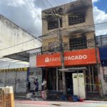 video:-loja-de-tres-andares-e-interditada-apos-incendio-de-mais-de-12-horas,-em-fortaleza
