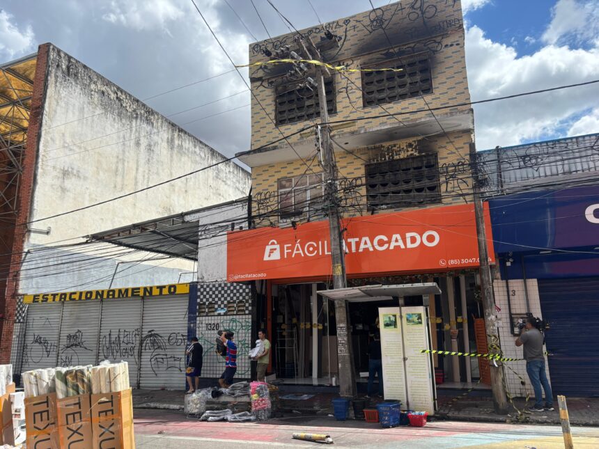 video:-loja-de-tres-andares-e-interditada-apos-incendio-de-mais-de-12-horas,-em-fortaleza