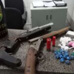 acao-da-pmce-resulta-na-apreensao-de-armas-e-drogas-em-horizonte
