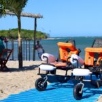 praia-em-fortim-recebe-projeto-que-proporciona-banho-de-mar-para-pessoas-com-deficiencia