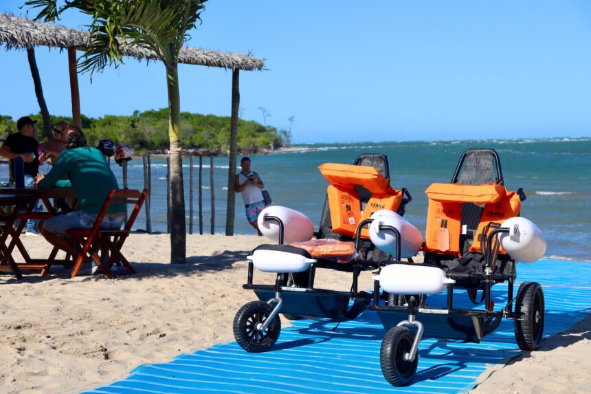 praia-em-fortim-recebe-projeto-que-proporciona-banho-de-mar-para-pessoas-com-deficiencia