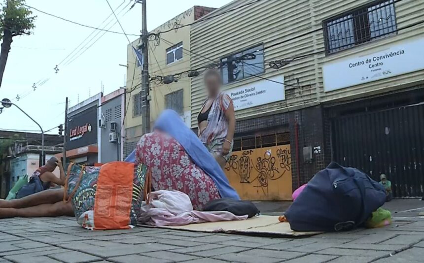 pessoas-em-situacao-de-rua-enfrentam-rotina-de-espera-por-abrigo-e-alimentacao,-em-fortaleza