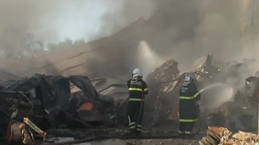 focos-de-incendio-de-grandes-proporcoes-voltam-a-atingir-galpao-de-empresa-em-sobral