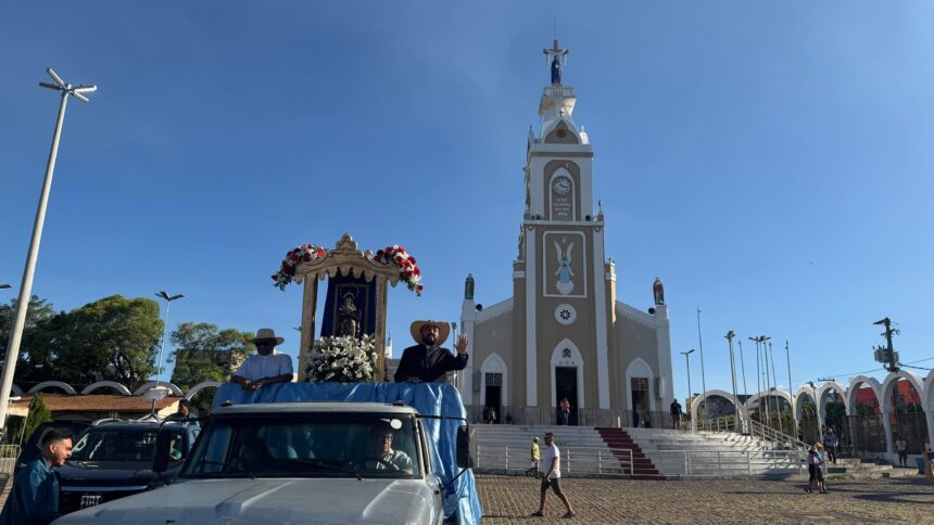 imagem-historica-de-nossa-senhora-das-dores-percorre-ruas-de-juazeiro-do-norte