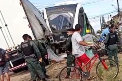 vlt-e-caminhao-colidem-em-cruzamento-em-fortaleza;-video