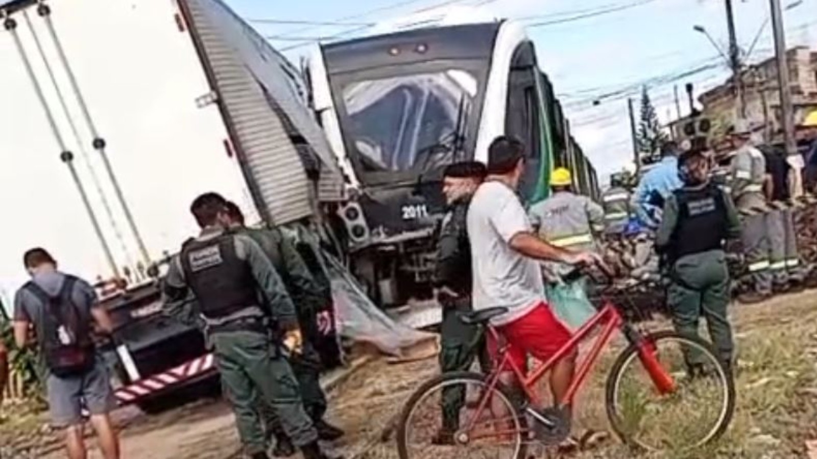 vlt-e-caminhao-colidem-em-cruzamento-em-fortaleza;-video