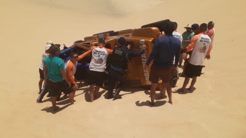 jipe-capota-nas-dunas-da-praia-de-canoa-quebrada-e-deixa-feridos,-no-ceara