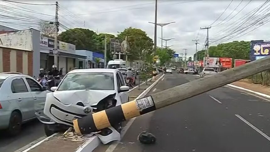 motorista-bate-em-poste-ao-usar-celular-no-transito-e-bloqueia-via-juazeiro-do-norte