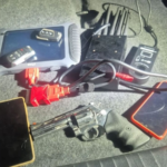 policia-prende-dupla-apos-roubar-hilux-e-encontra-equipamentos-usados-em-furtos-de-veiculos
