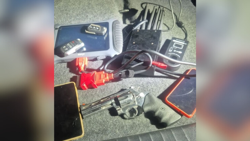 policia-prende-dupla-apos-roubar-hilux-e-encontra-equipamentos-usados-em-furtos-de-veiculos
