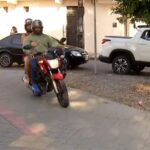 calcada-em-fortaleza-vira-‘atalho’-para-motociclistas;-infracao-e-gravissima
