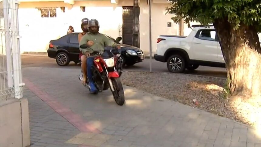 calcada-em-fortaleza-vira-‘atalho’-para-motociclistas;-infracao-e-gravissima