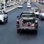 homem-tira-cochilo-na-carroceria-de-carro-em-movimento-no-ceara;-infracao-e-gravissima