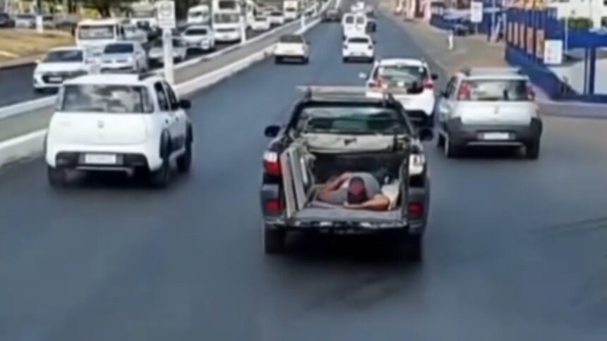 homem-tira-cochilo-na-carroceria-de-carro-em-movimento-no-ceara;-infracao-e-gravissima