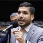 video:-deputado-andre-fernandes-pede-‘um-minuto-de-aplausos’-pelas-dezenas-de-mortos-no-rio