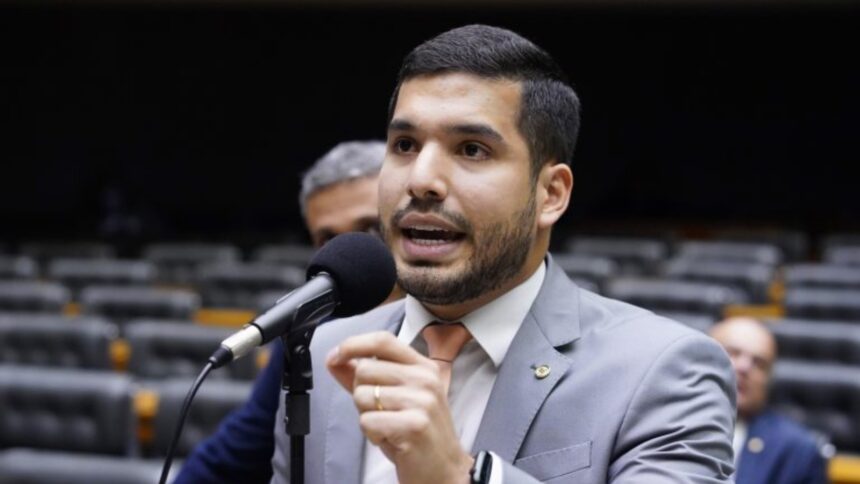 video:-deputado-andre-fernandes-pede-‘um-minuto-de-aplausos’-pelas-dezenas-de-mortos-no-rio