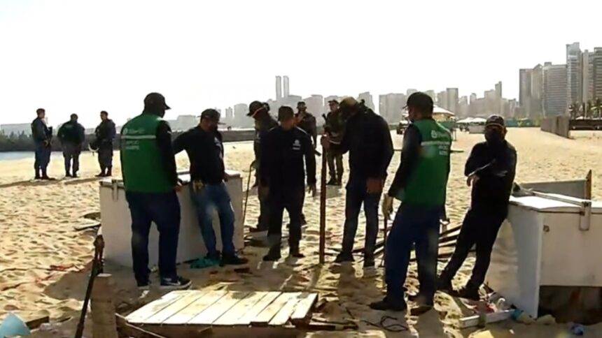 barracas-de-vendedores-ambulantes-sao-removidas-da-praia-de-iracema-pela-agefis