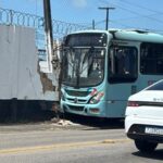 onibus-colide-e-derruba-parte-do-muro-do-campo-de-treino-do-ceara;-video