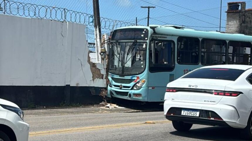 onibus-colide-e-derruba-parte-do-muro-do-campo-de-treino-do-ceara;-video