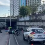 motociclista-de-app-morre-ao-ser-jogado-contra-poste-apos-colisao;-condutor-de-carro-fugiu