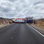 caminhao-tomba-na-br-116-e-duas-pessoas-sao-presas-apos-saque-de-carga;-veja-video